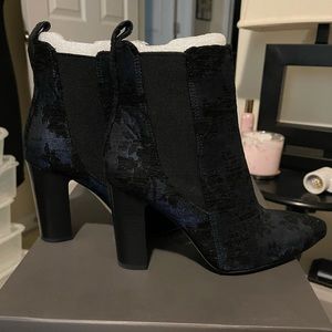 Vince Camuto 7.5 black and blue fabric material 2 inch heel